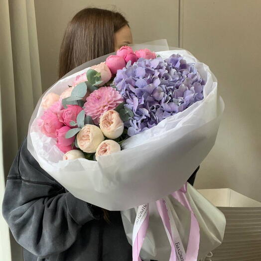 Авторский букет с гортензией, пионовидными розами и георгином