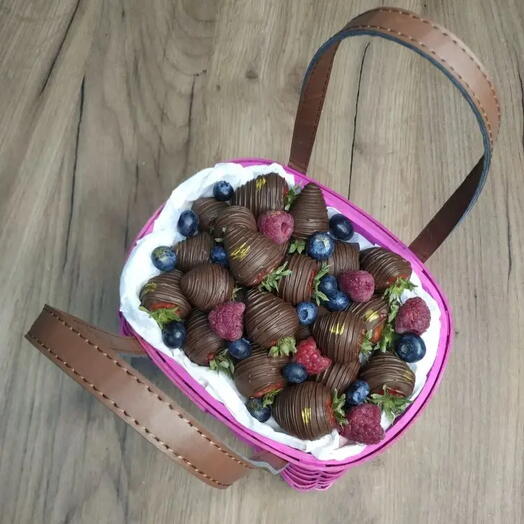 Корзинка розовая с клубникой в шоколаде + малинка и голубика