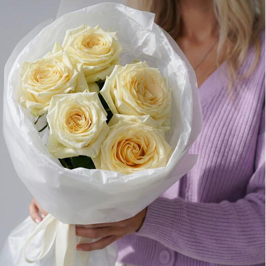 A bouquet of 5 cream-coloured roses