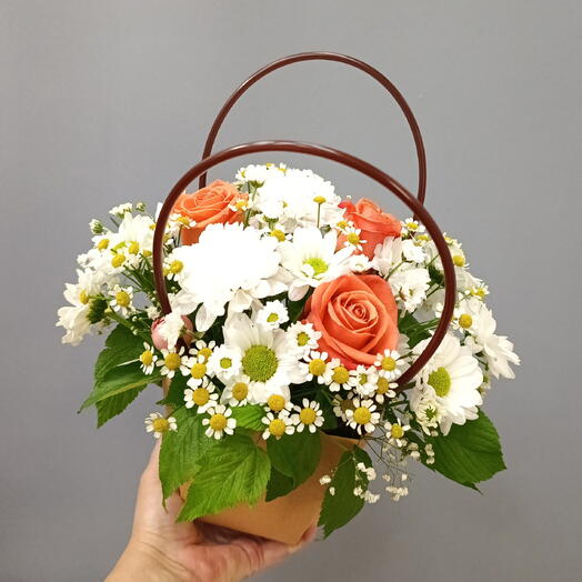 Цветы в корзине