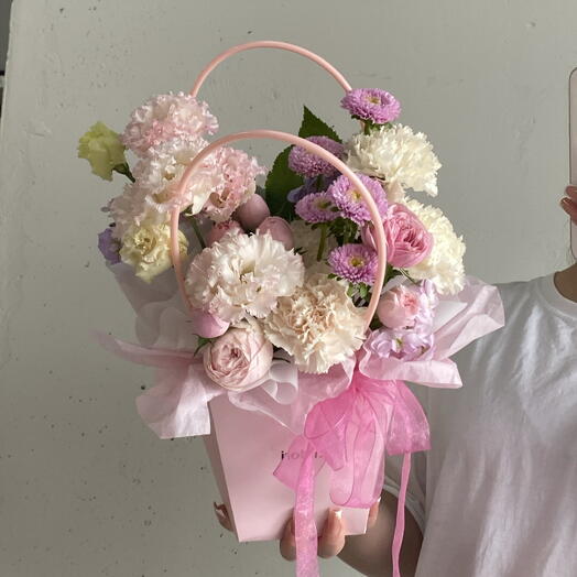 Композиция в сумочке нежная с диантусами, астрой и лизиантусом💗