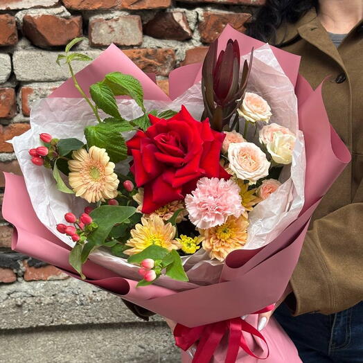 Букет " Здравствуй,школа!" с хризантемой,розой,диантусом в осенней гамме