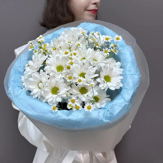 Букет из ромашек и кустовой хризантемы