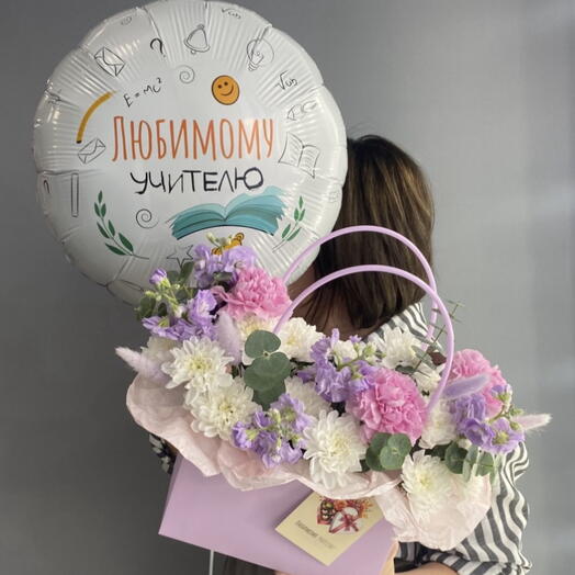 Композиция с розовым диантусом и шаром