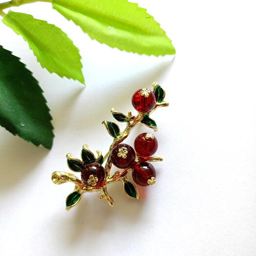 Брошь веточка ягод