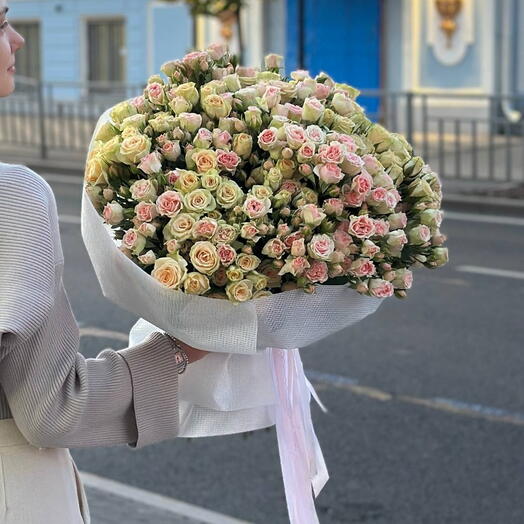 Сборный букет из кустовых роз