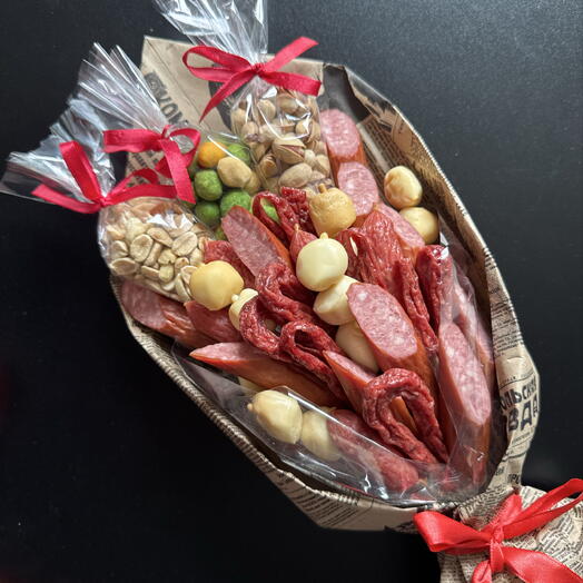 Букет для гурмана: колбасы, сыры, орешки