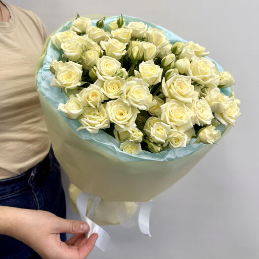 Букет из 25 белых кустовых роз Вайт Дайменшн