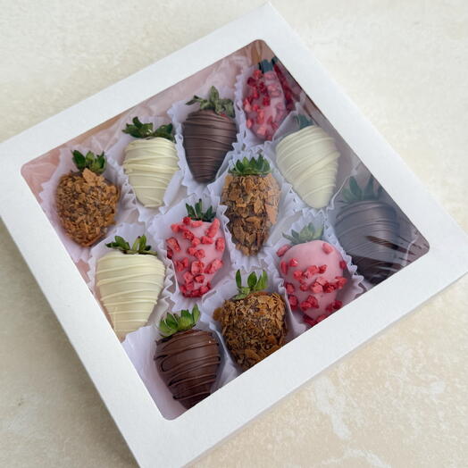 Набор из 12 клубник в шоколаде с бельгийской вафлей и ягодами 🍓🍫
