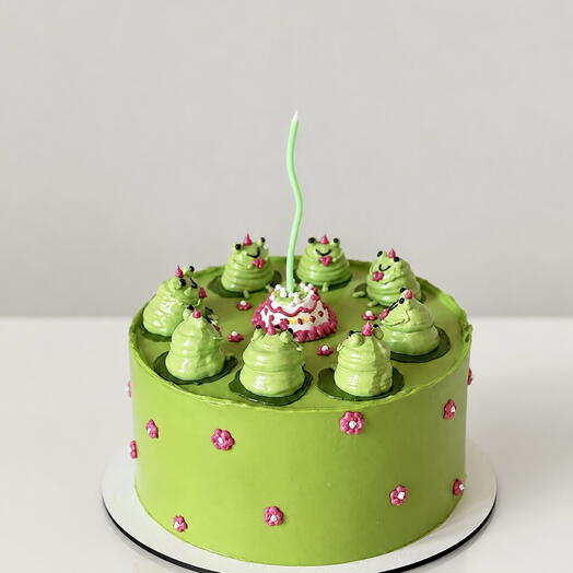 Яркий торт с лягушками и свечой (тренд Pinterest)