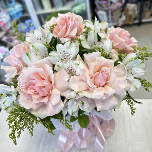 Коробочка с французскими розами и альстромерией/ доставка в Братске 💐