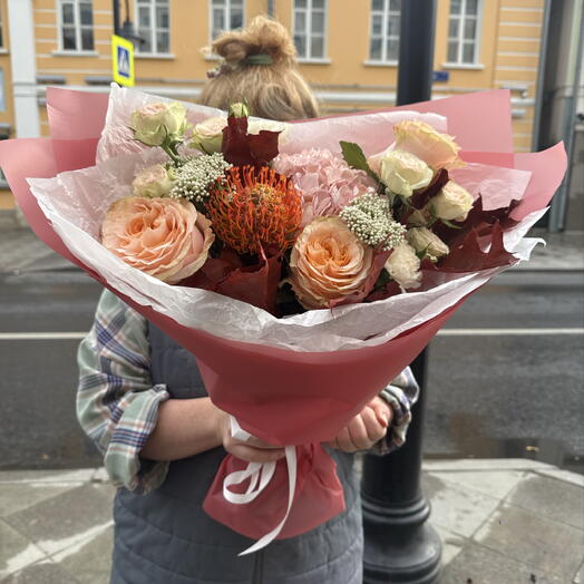 Букет с гортензией и розами