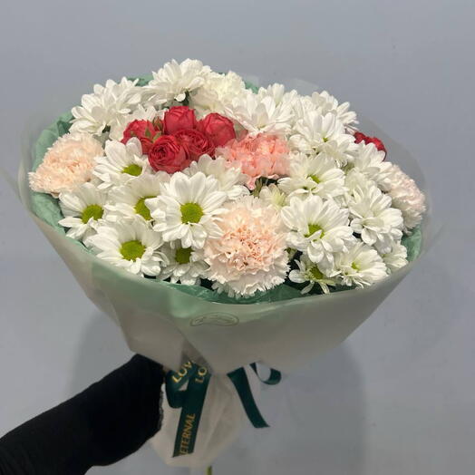 букет из хризантемы и кустовой розы
