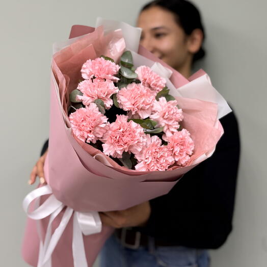 🌸 «Пушистое облако: 9 розовых диантусов с эвкалиптом в матовой нежной упаковке» 🌿