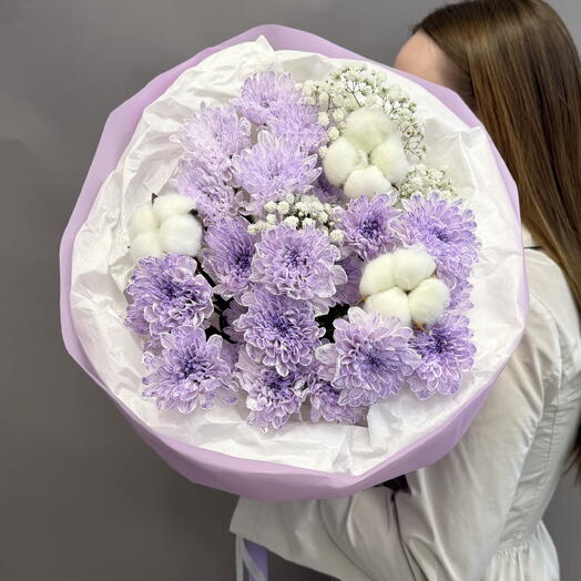 Букет с сиреневой хризантемой, хлопком и гипсофилой💜