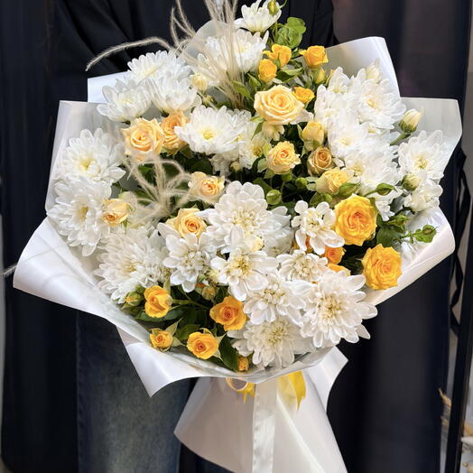 Букет из пышных белых хризантем и кустовой крымской розы