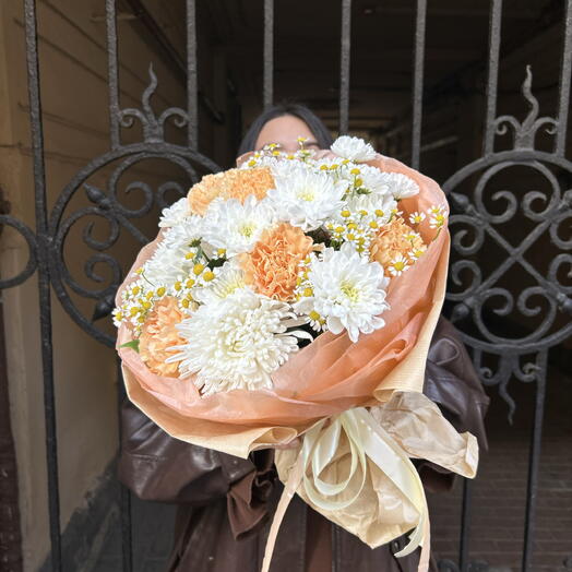 Букет хризантем с диантусом и матрикарией