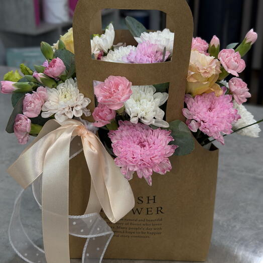 Яркая цветочная композиция в сумке 🌺