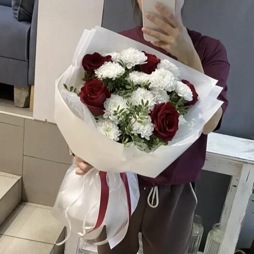 Классический букет из пышных белых хризантем и красных роз♥️