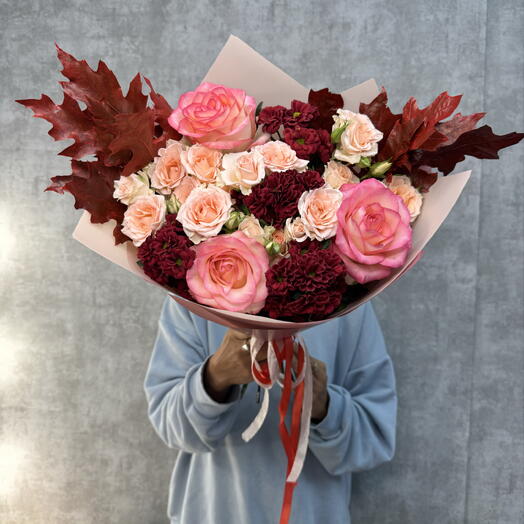 Букет 💐 в осенней гамме из одноголовых роз, кустовых роз, ромашки сантини и листьями дуба 🍁 для любимой мамы ♥️🩷