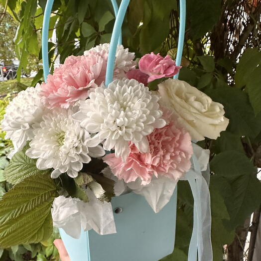 Нежная цветочная композиция в голубой сумочке