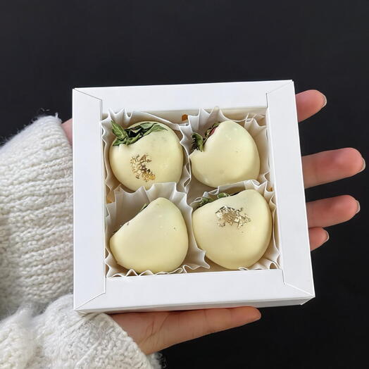 Набор-комплимент клубники в белом бельгийском шоколаде, 4 шт - доза вкусного дофамина