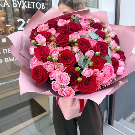 Букет микс роз с эвкалиптом