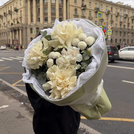 Букет с белыми французскими розами, хризантемой ньютон, альстромерией в зеленой упаковке