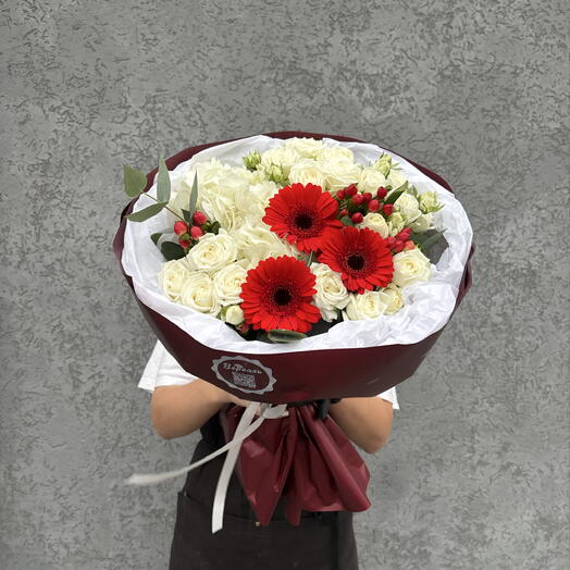 Букет с красными герберами и Гиперикумом