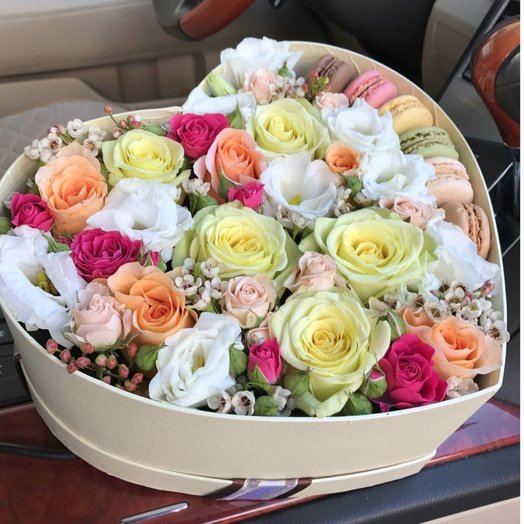 Композиция в виде сердца с печеньями макаронс