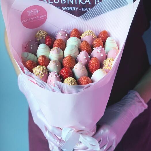 Bouquet of strawberries in chocolate Klubnika Bar 32 berries Sweet gift