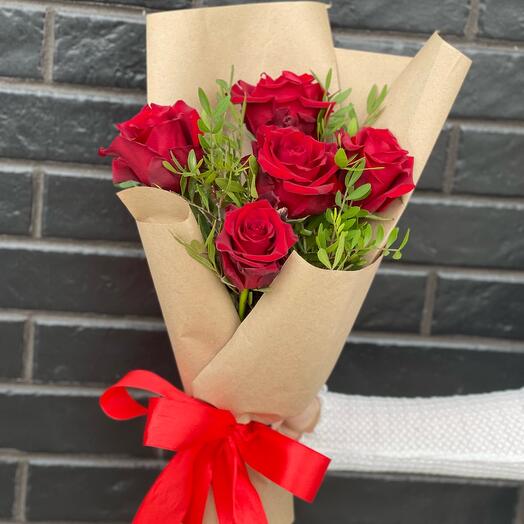 Rosas escarlatas en la elaboración