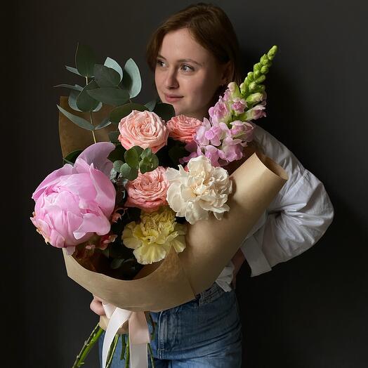 Ramo con peonía, boca de León, rosa arbusto, Dianthus y eucalipto