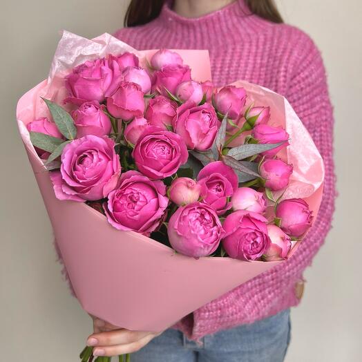 Букет с кустовой пион розой