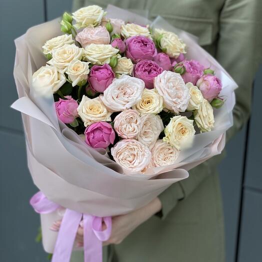 Bouquet of peony-shaped roses