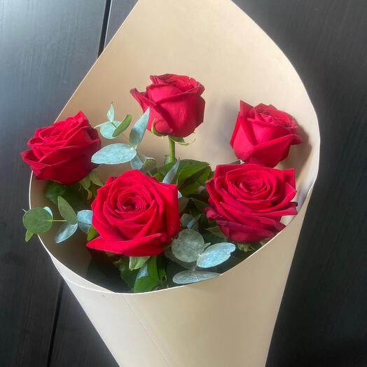 Ramo de 5 rosas fragantes rojas