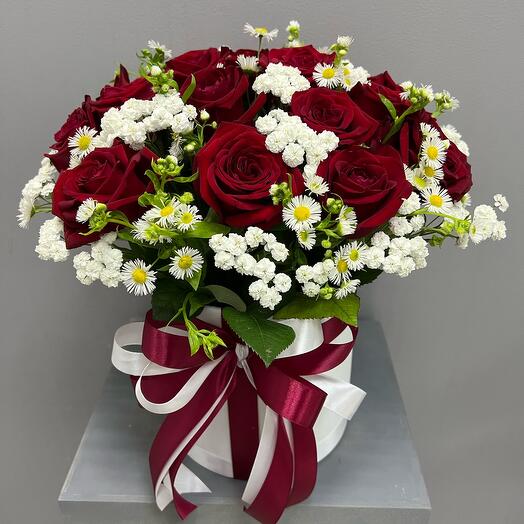 ✅Box with roses and chamomile
