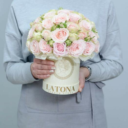 Коробка цветов ‹ABIGAIL› с кустовыми розами - Latona Flowers