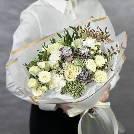 Bouquet of roses with greenery Glide path