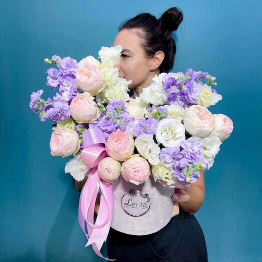 Цветы в коробке. Композиция из кустовых роз и маттиолы. Композиция 554. Leora Flowers дом цветочной моды