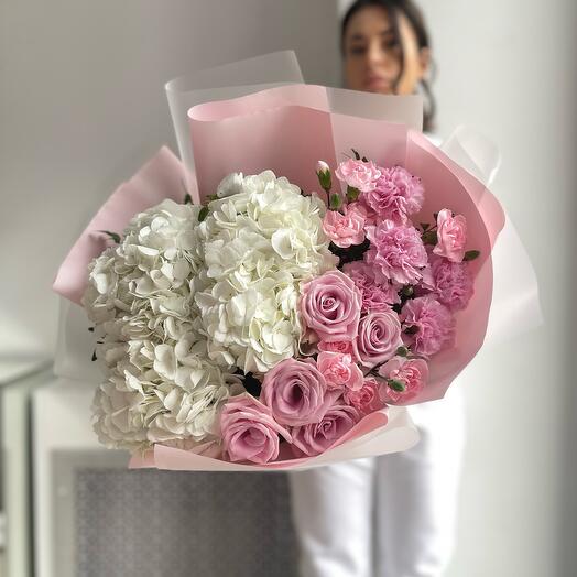Bouquet of pink roses and white hydrangea (large)
