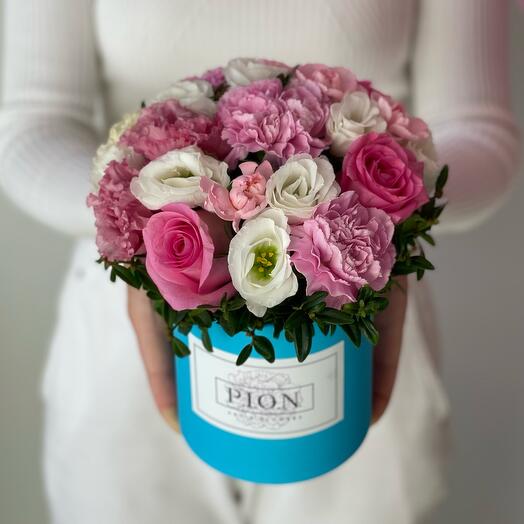Flores en una Caja de rosas, claveles y alstroemeria