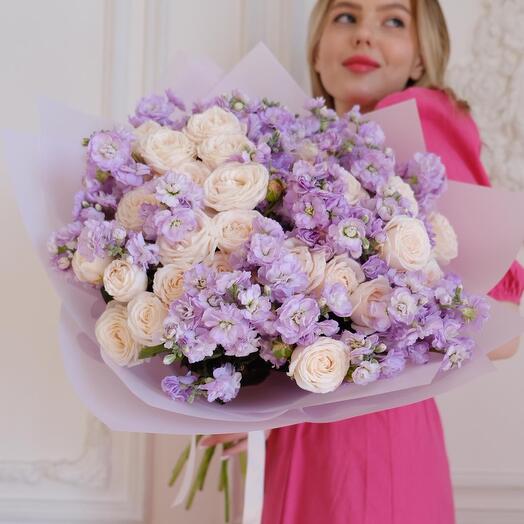 Ramo con rosa peonía arbusto y mattiola