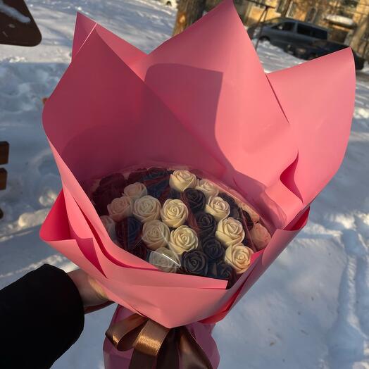 Букет из маленьких шоколадных роз 61 шт