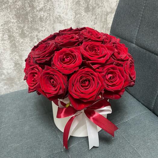 19 red roses in a white crust