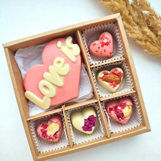 Шоколадный подарок love is конфеты