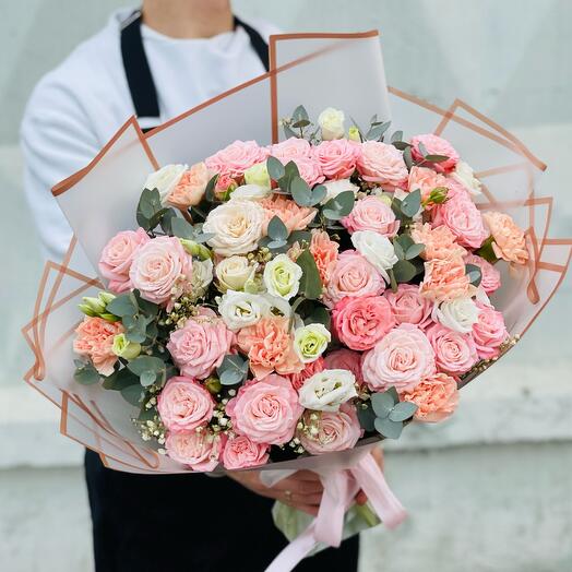 Mezcla de ramo de autor. Rosas peonías. Eustoma