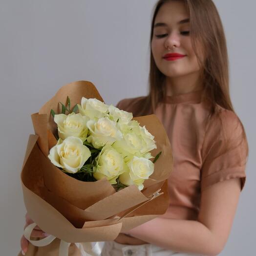 11 белых роз Кения в крафте