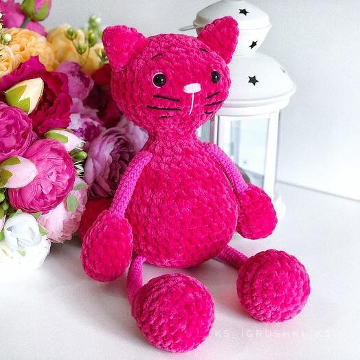 Вязаный плюшевый малиновый кот. Игрушка кот крючком. Подарок ребенку