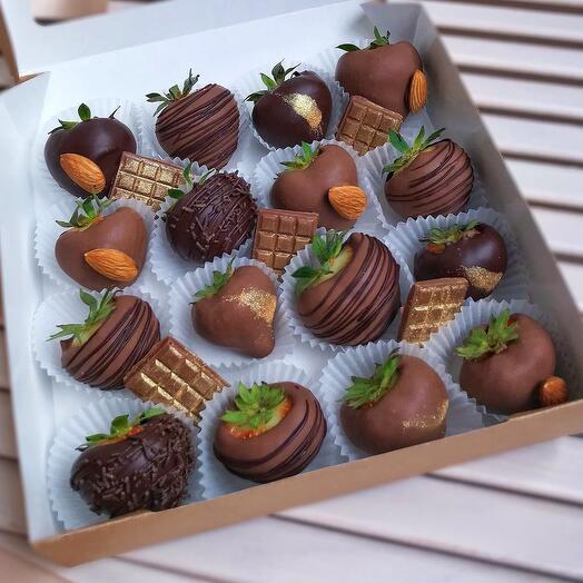 Chocolate-covered strawberries in a gift box of 16 pieces